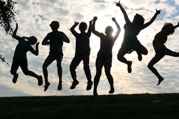 Nuoret hyppivät kesäauringossa